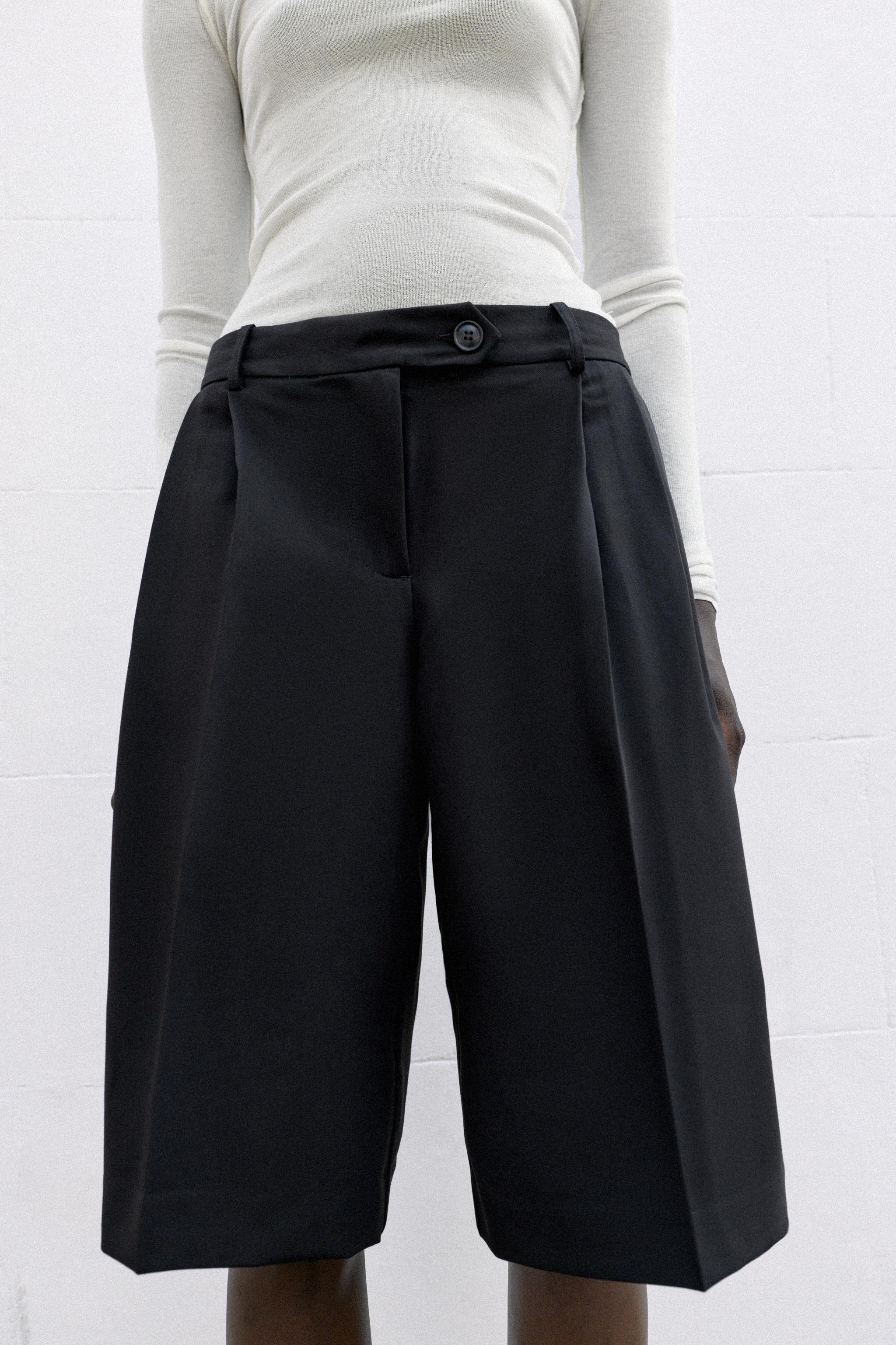 LONG PLEATED BERMUDA SHORTS